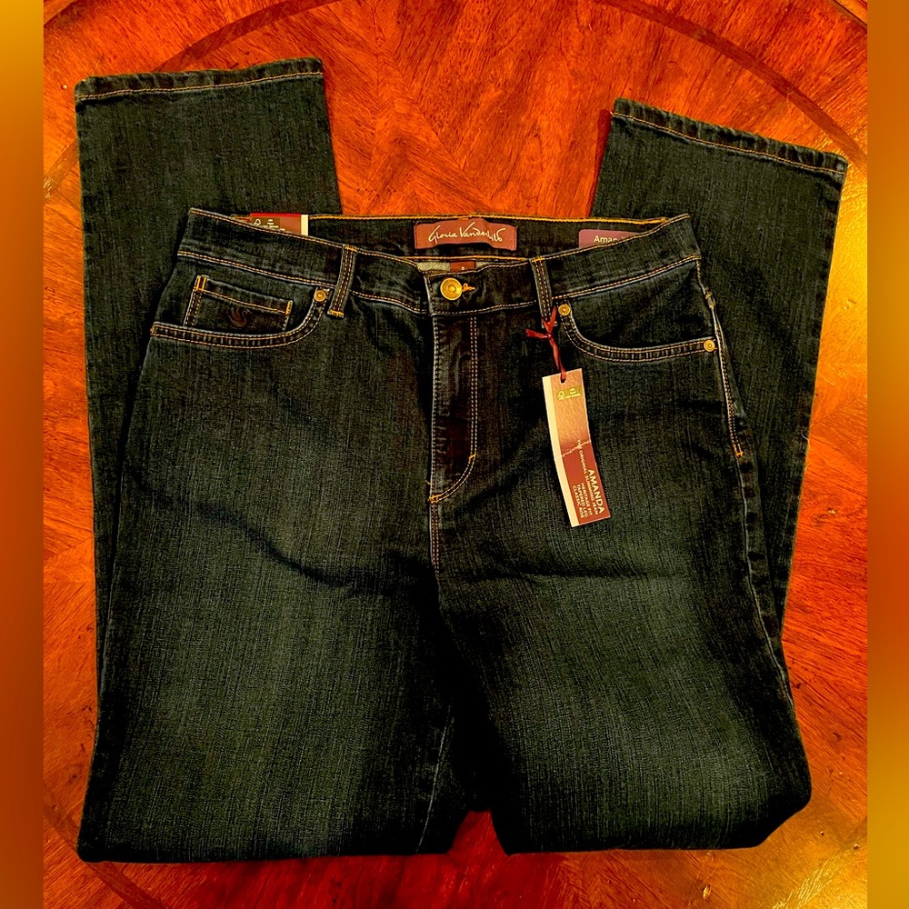 Gloria Vanderbilt Amanda Jeans NWT. Size 8.